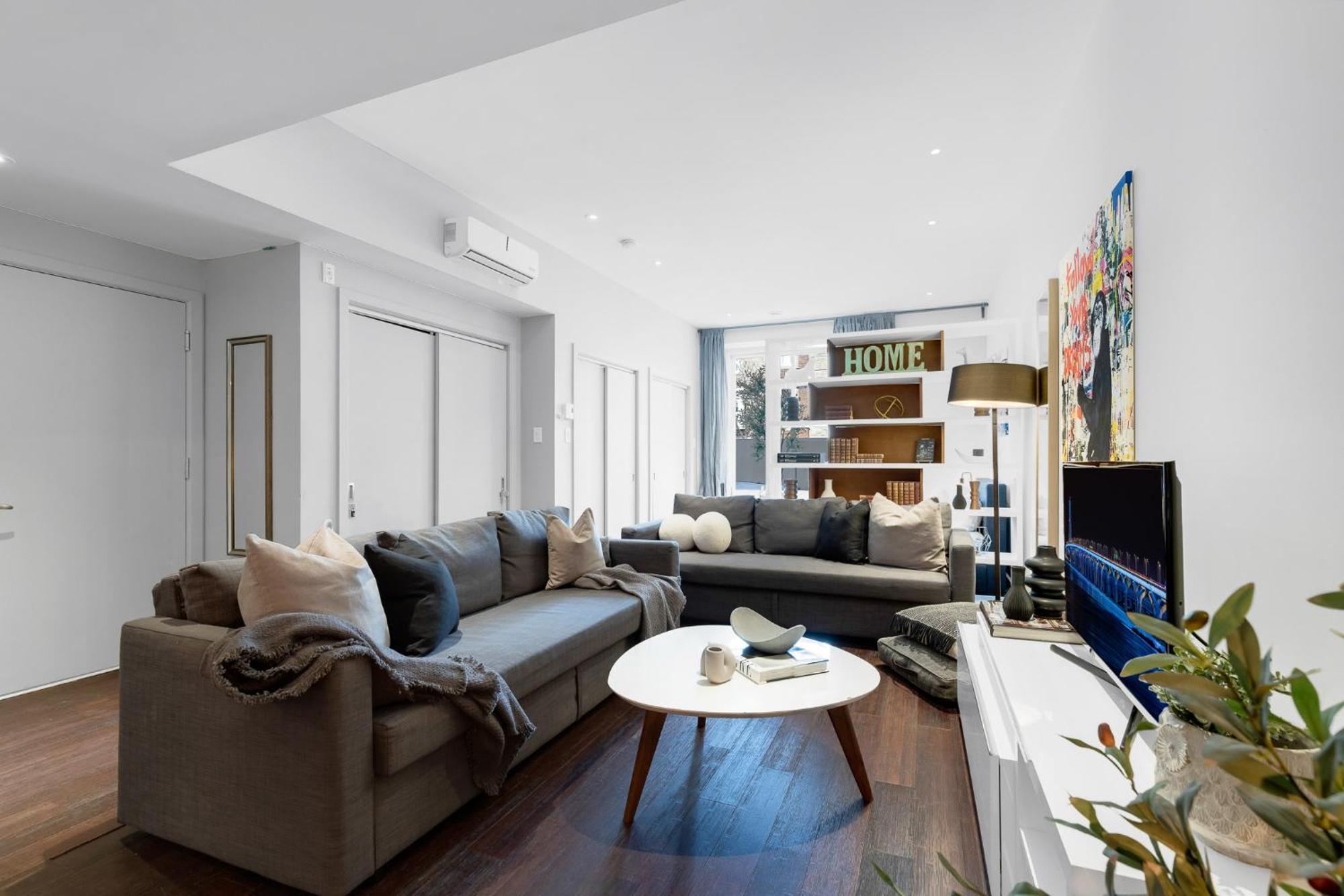 Liv Mtl Soho Aparthotel Montreal Exterior photo